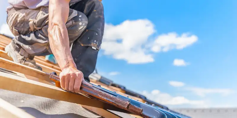 Artisan en travail sur une toiture