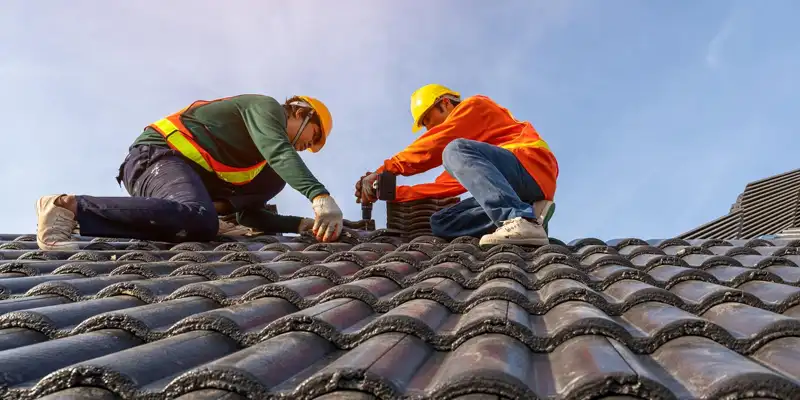 Artisan couvreur sur une échelle